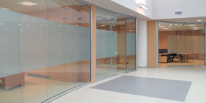 Стеклянные перегородки — Перегородки для магазинов и ТЦ — фото