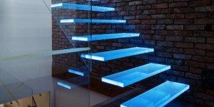 Стеклянные лестницы — Стеклянные ступени с подсветкой — фото